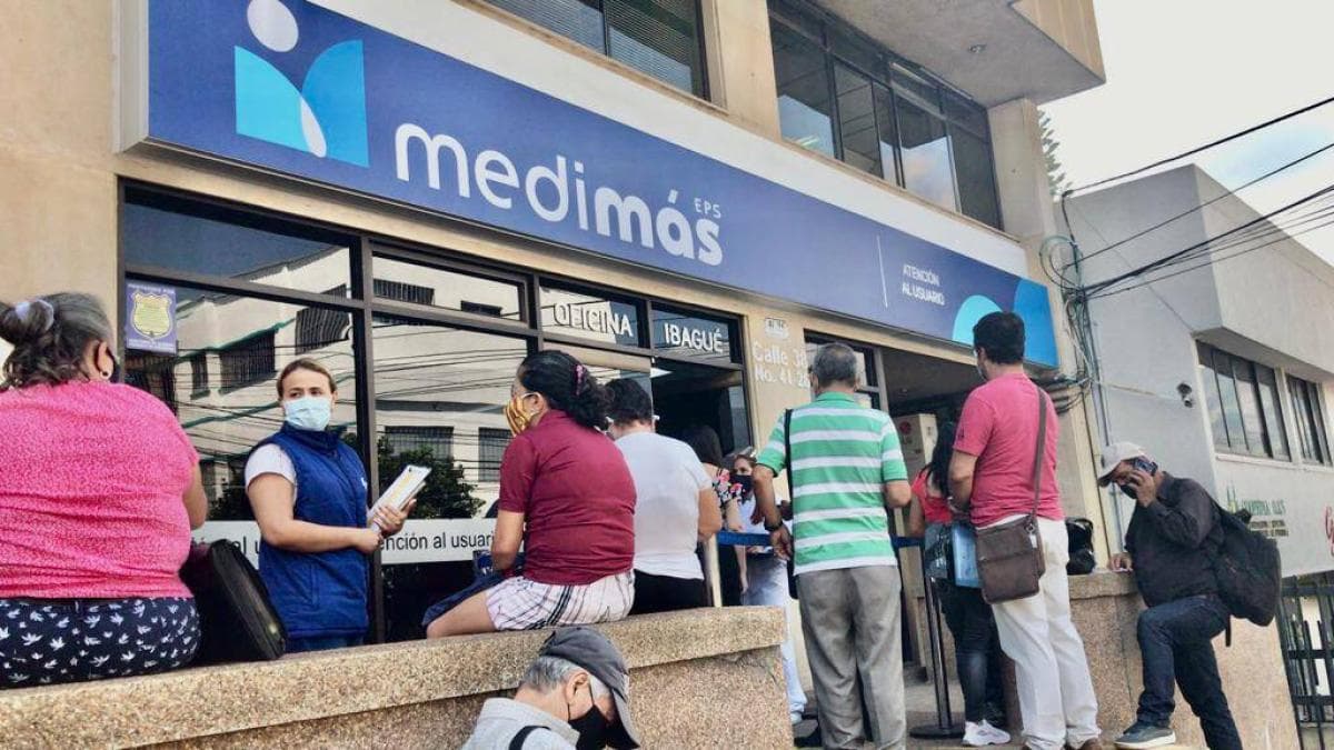 Fachada de un punto de atención de una EPS en Colombia