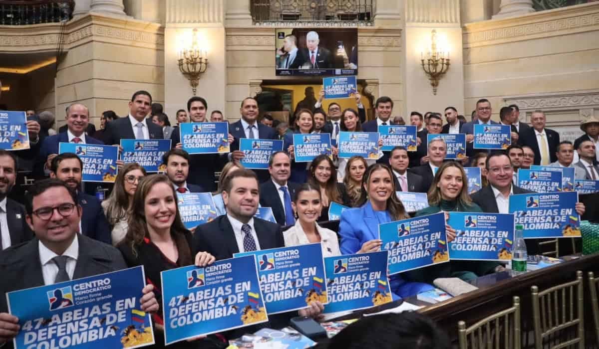 Bancada del Centro Democrático en el Capitolio Nacional, con carteles del partido