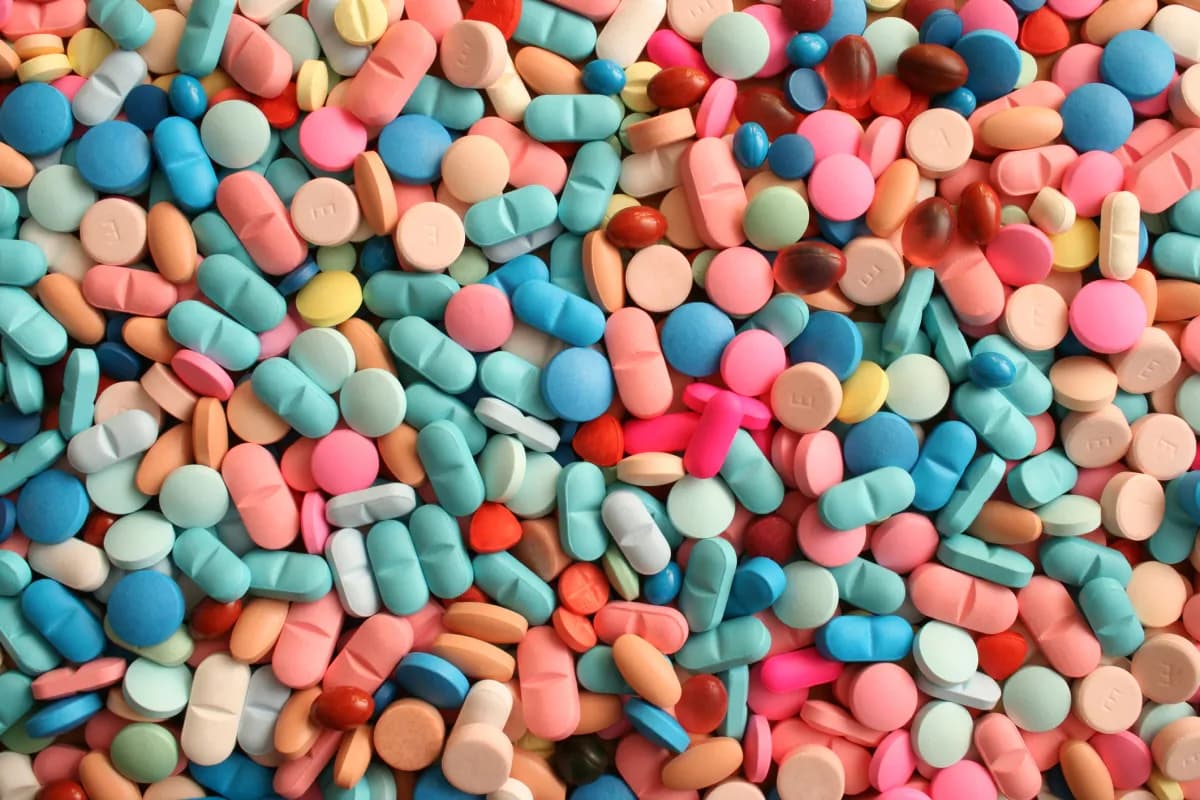 Pastillas y cápsulas de distintos colores