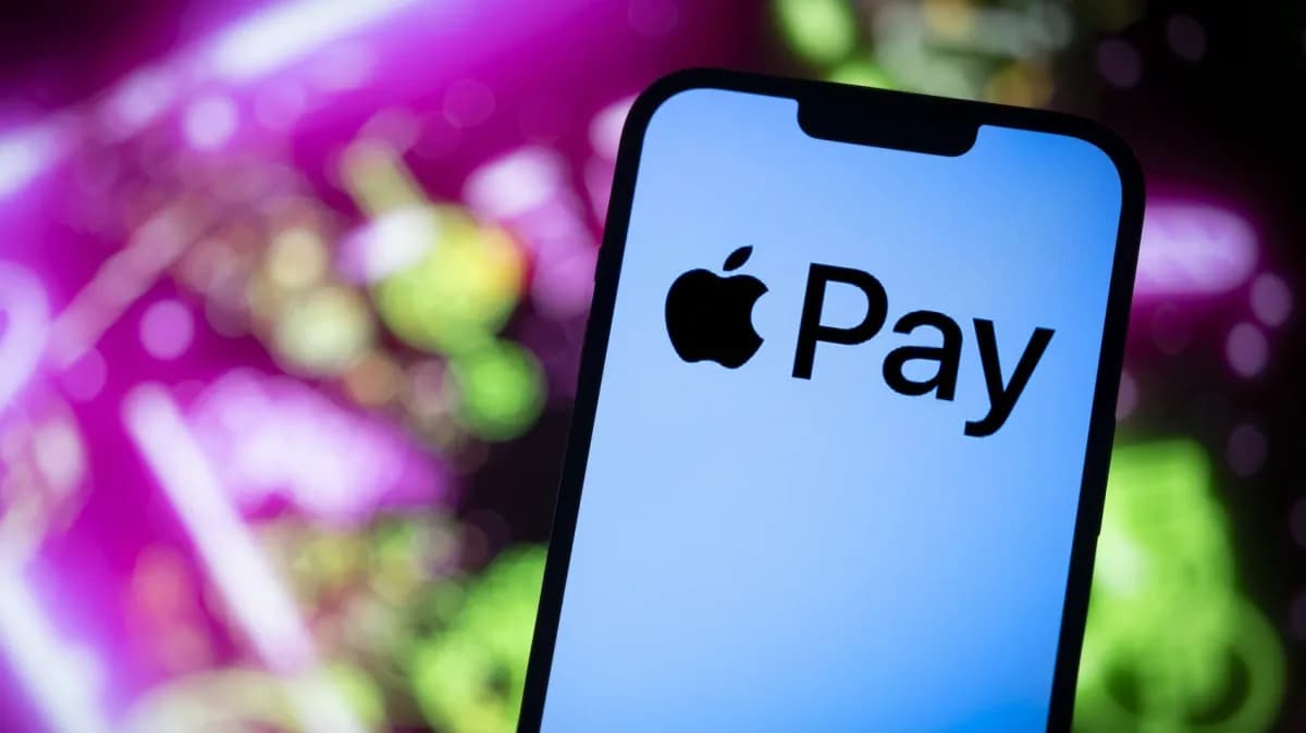 Un teléfono celular muestra el logotipo de Apple Pay en la pantalla