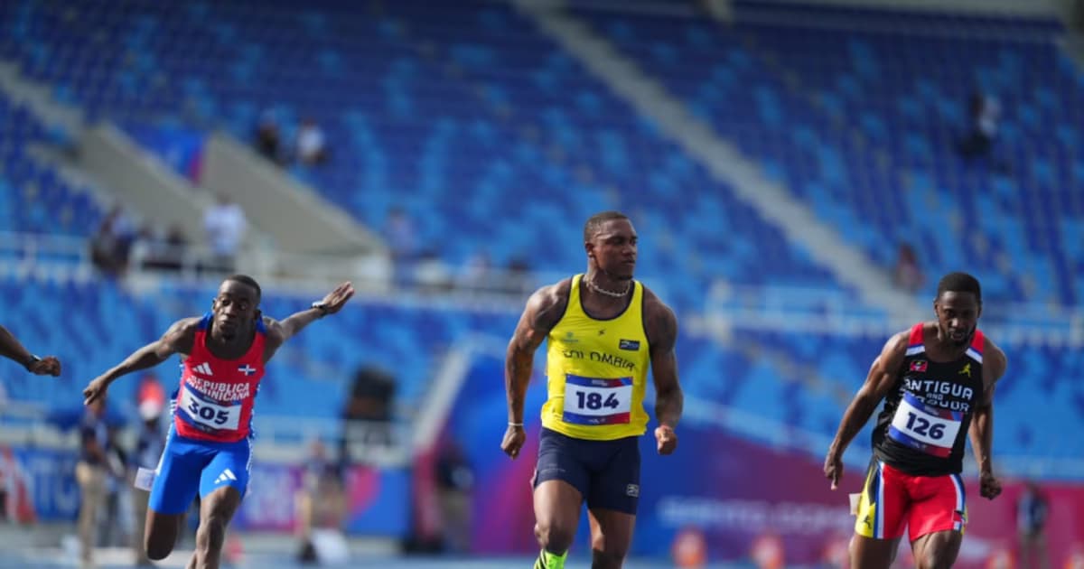 Ronal Longa cruza la meta de los 100 metros con la camiseta amarilla de Colombia por delante de sus rivales