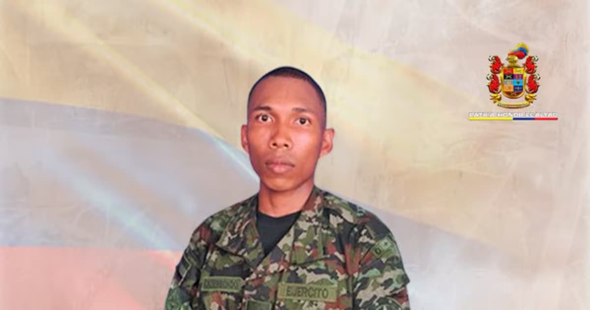 Retrato del soldado profesional Andrés Casterbondo Macías, con uniforme del Ejército