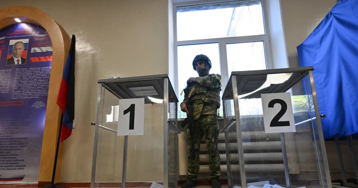 Votantes depositan sus papeletas en una mesa electoral de la región de Donetsk