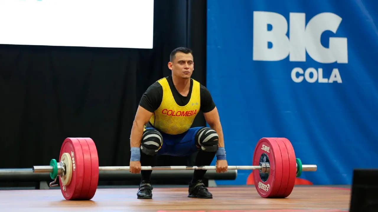El pesista colombiano Hugo Montes se prepara para levantar la barra en una competencia