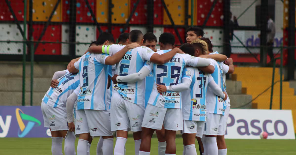 Jugadores de Real Santander abrazados en círculo antes de un partido