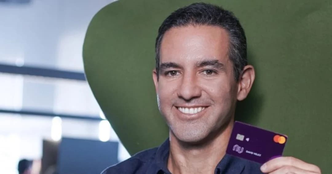 David Vélez, fundador y presidente de Nubank, sostiene una tarjeta de la compañía