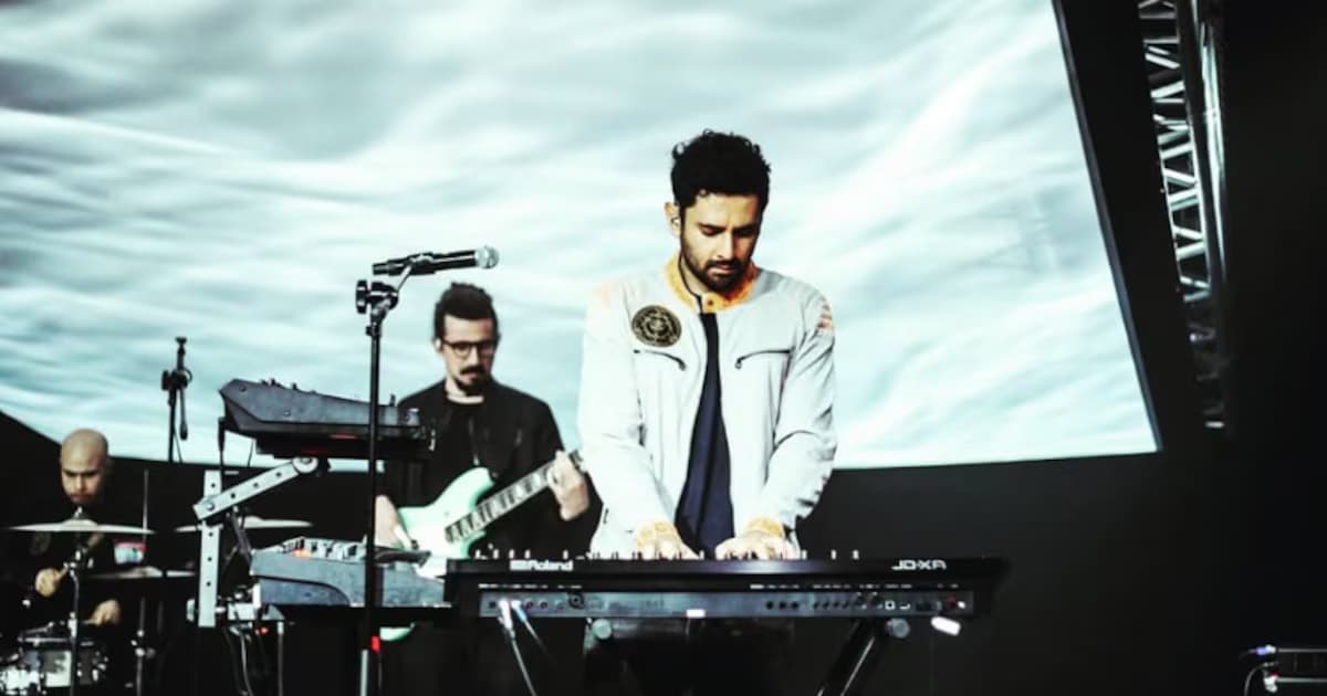 Jonathan Meléndez toca los teclados durante un concierto de Camilo Séptimo