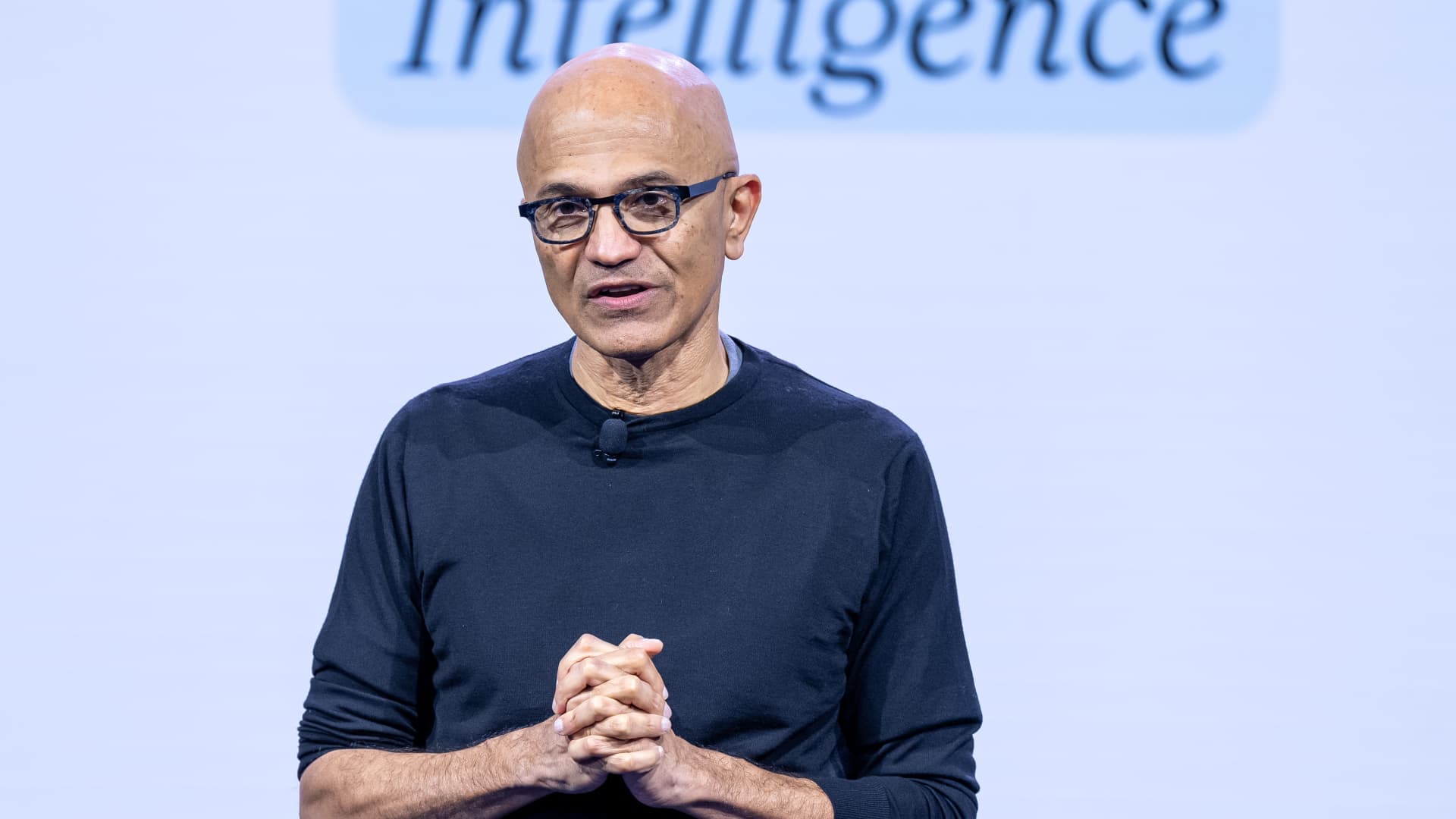 Satya Nadella, presidente y director ejecutivo de Microsoft, habla en un escenario