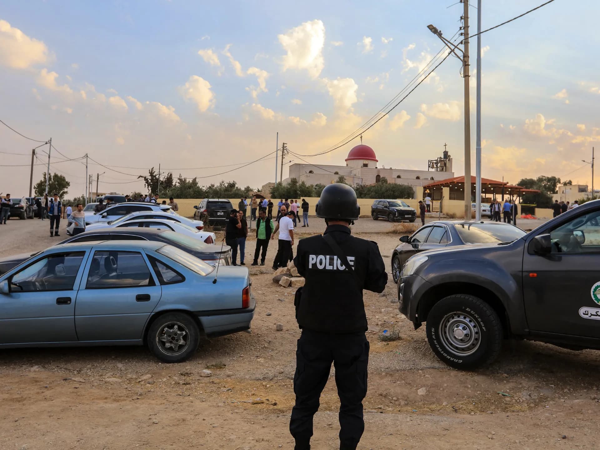 Un policía jordano vigila los alrededores de la iglesia de Hamoud, en Karak, tras el ataque