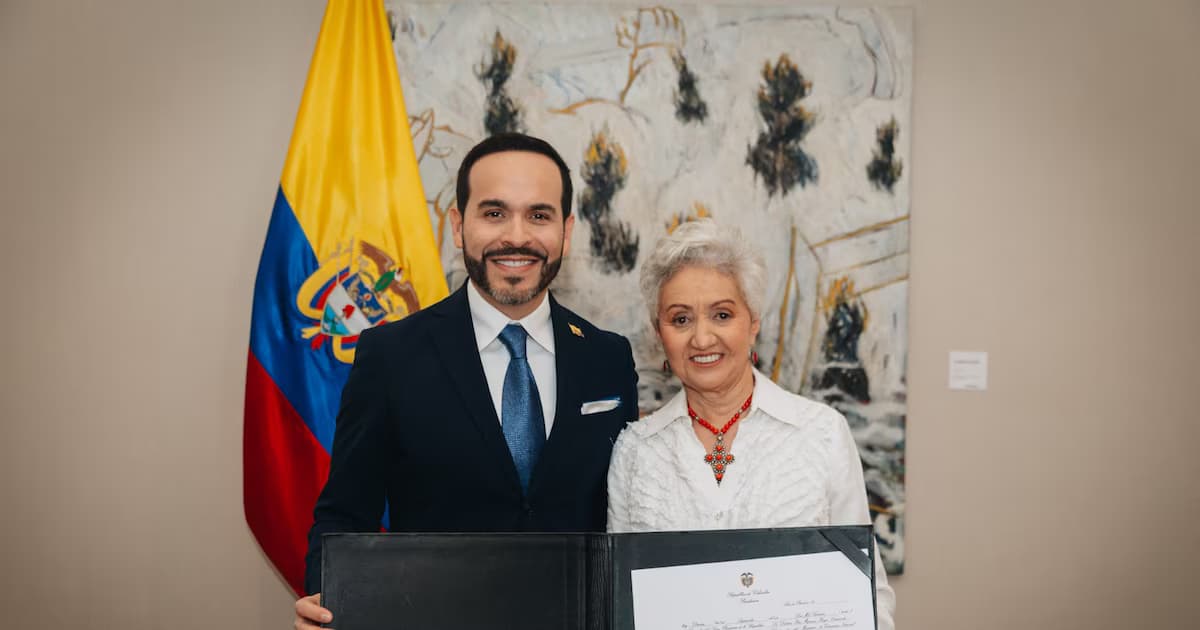 El presidente Abelardo de la Espriella y la ministra de Educación, Ilva Myriam Hoyos, con el acta de posesión