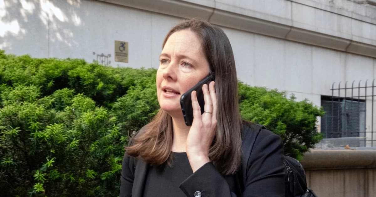 Maurene Comey habla por teléfono frente a un edificio judicial en Nueva York