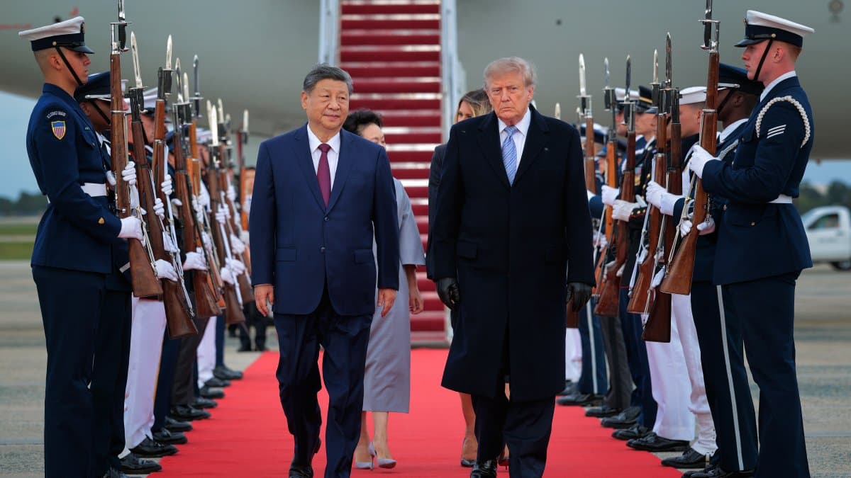 Xi Jinping y Donald Trump caminan sobre la alfombra roja entre una guardia de honor en la Base Conjunta Andrews, Maryland