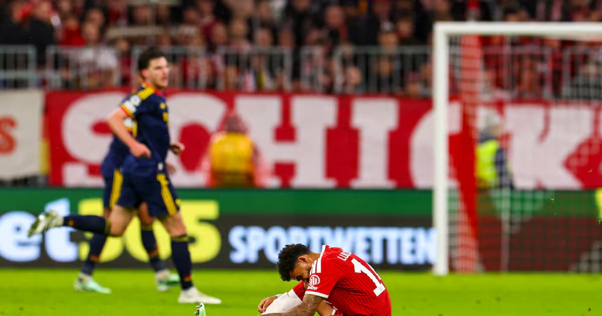 Luis Díaz, de rodillas sobre el césped del Allianz Arena, durante el partido entre el Bayern Múnich y el Arsenal