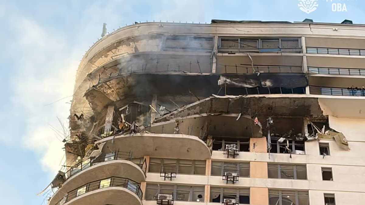 Edificio residencial de Odesa con varios pisos destruidos y humo tras el ataque ruso