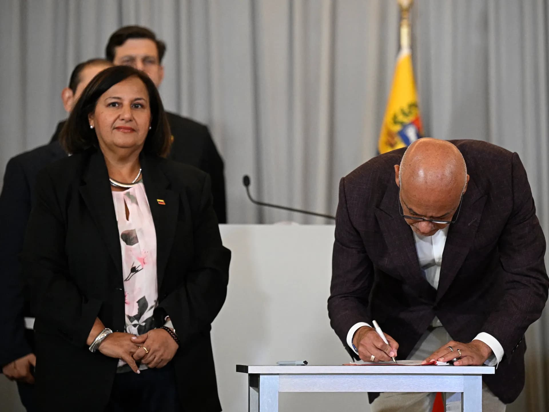 Jorge Rodríguez firma el acuerdo junto a Dinorah Figuera, jefa de la delegación opositora, en Caracas