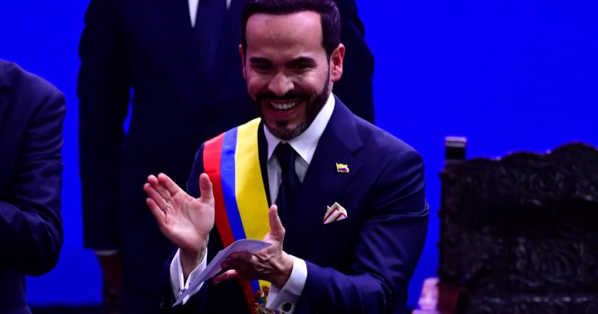 Abelardo de la Espriella aplaude con la banda presidencial cruzada sobre el pecho