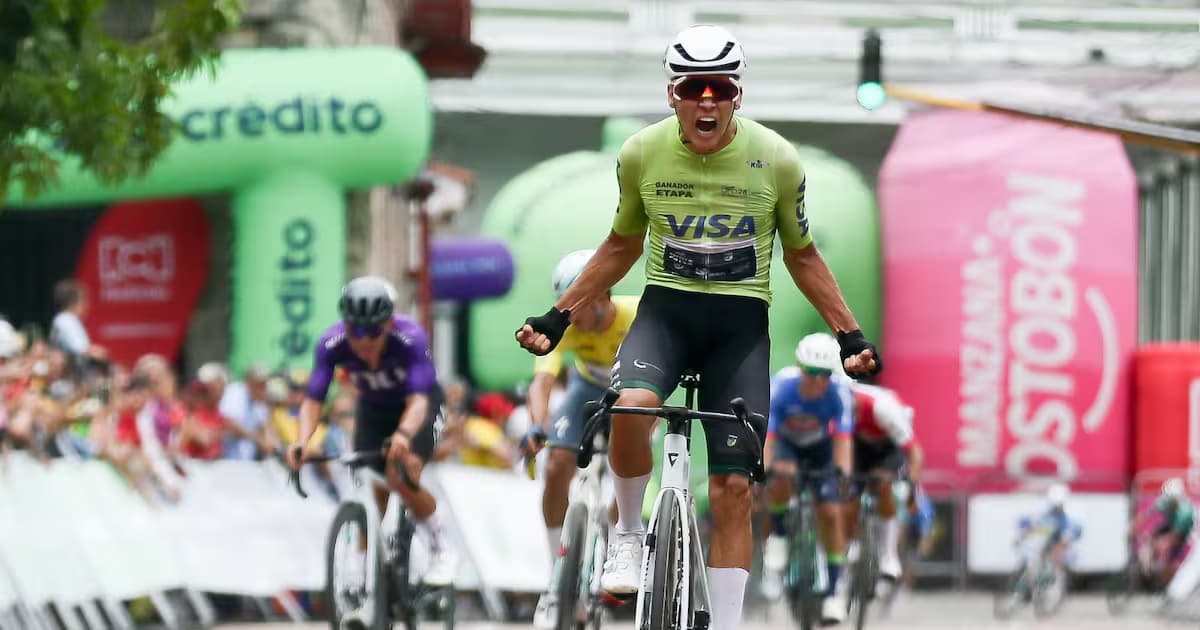 Alejandro Osorio celebra con los brazos abiertos al cruzar la meta de la segunda etapa del Clásico RCN en Honda