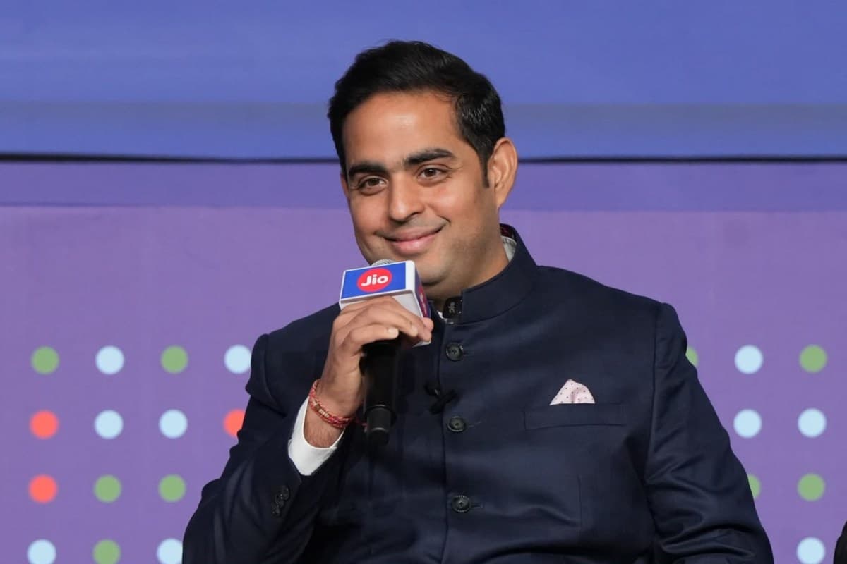 Akash Ambani, director gerente de Jio Platforms, habla con un micrófono de Jio en un evento