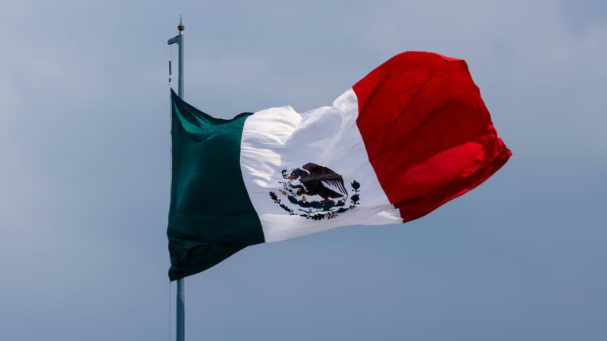 La bandera de México ondea en un mástil