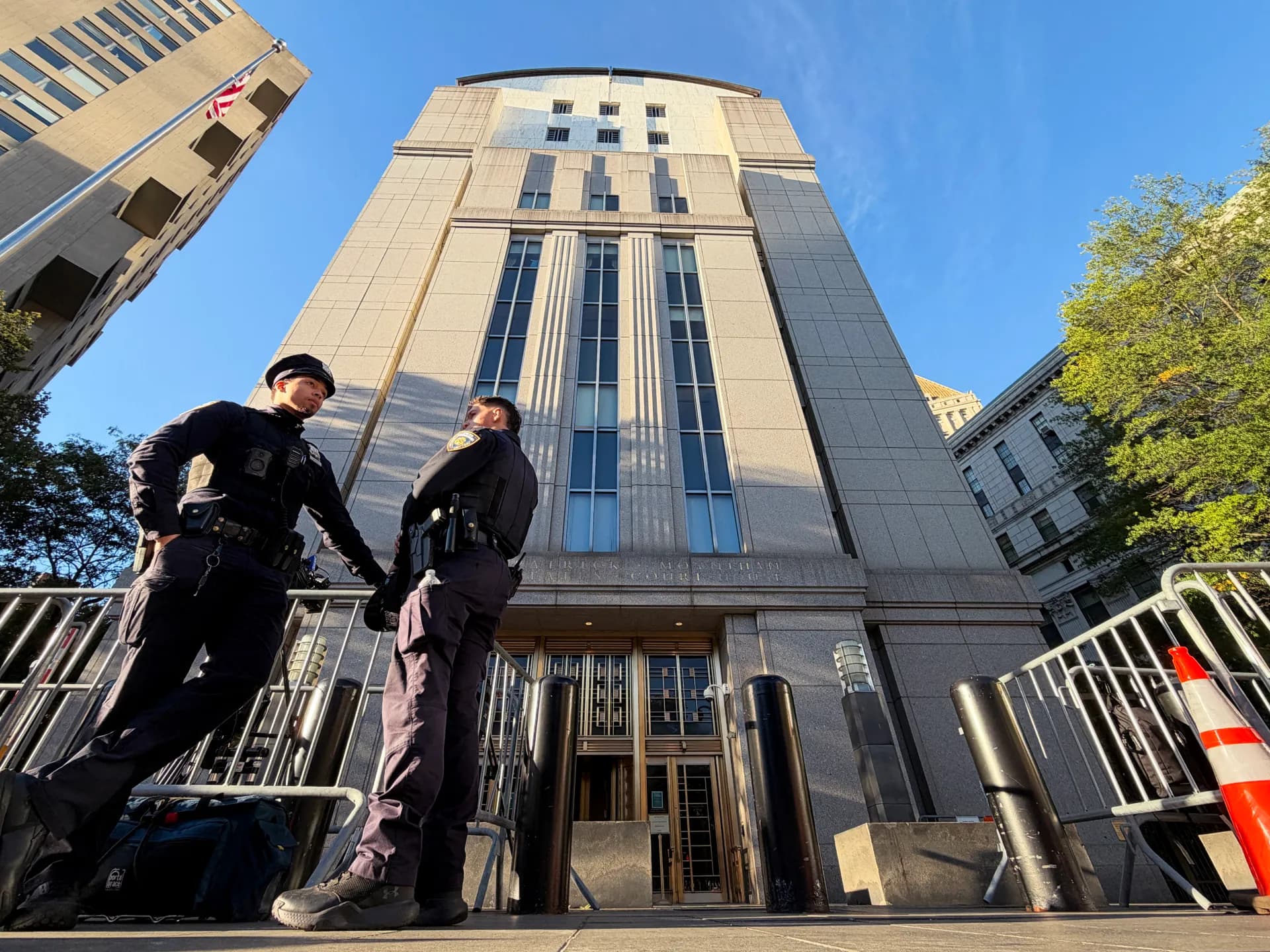 Dos policías vigilan la entrada del tribunal federal Daniel Patrick Moynihan, en Nueva York