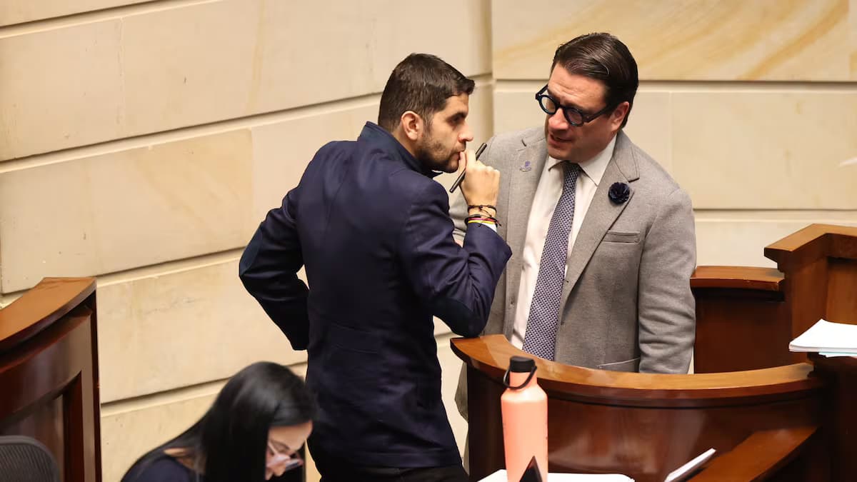 Dos senadores conversan en el recinto de la plenaria del Senado