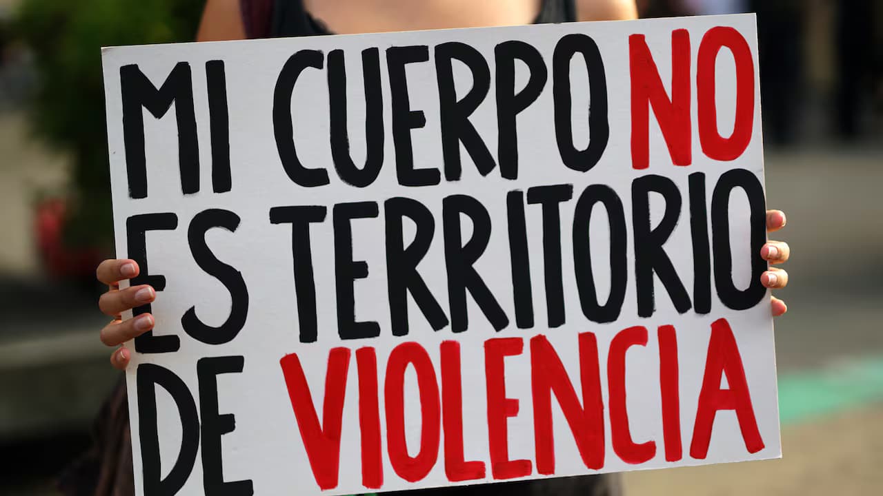 Una mujer sostiene un cartel con la frase «Mi cuerpo no es territorio de violencia»