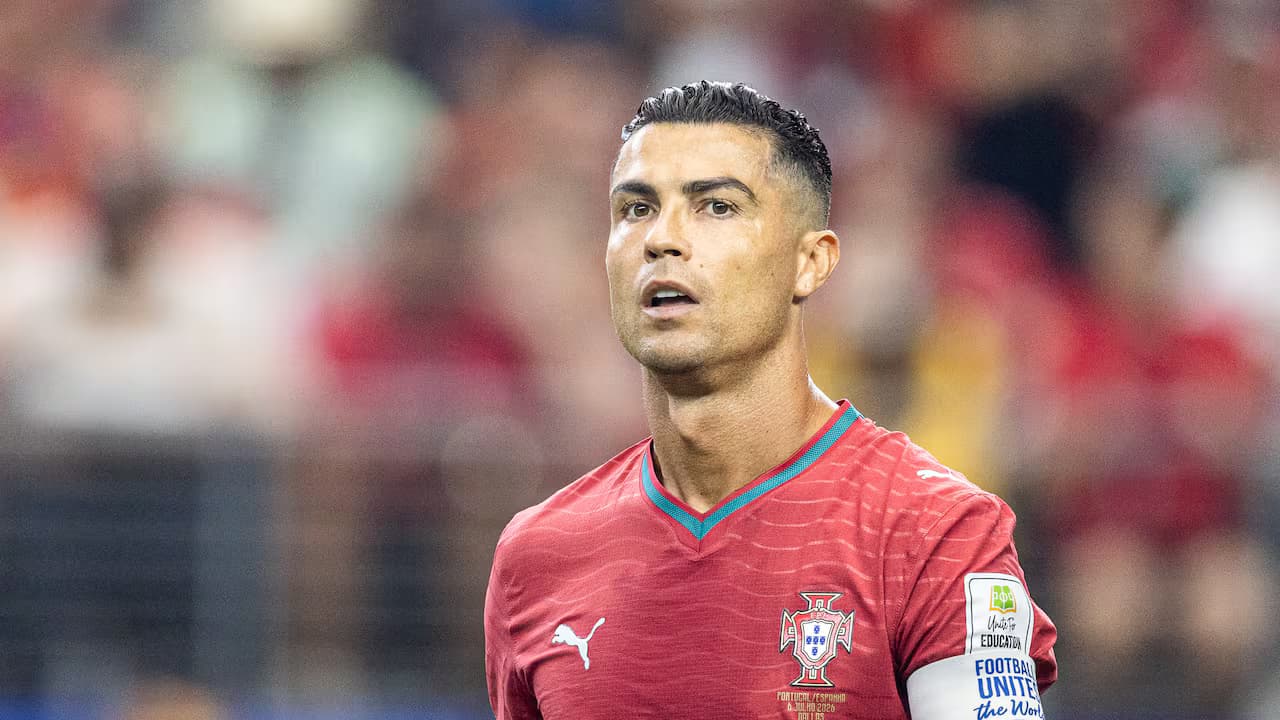Cristiano Ronaldo, con la camiseta roja de Portugal y el brazalete de capitán, durante un partido