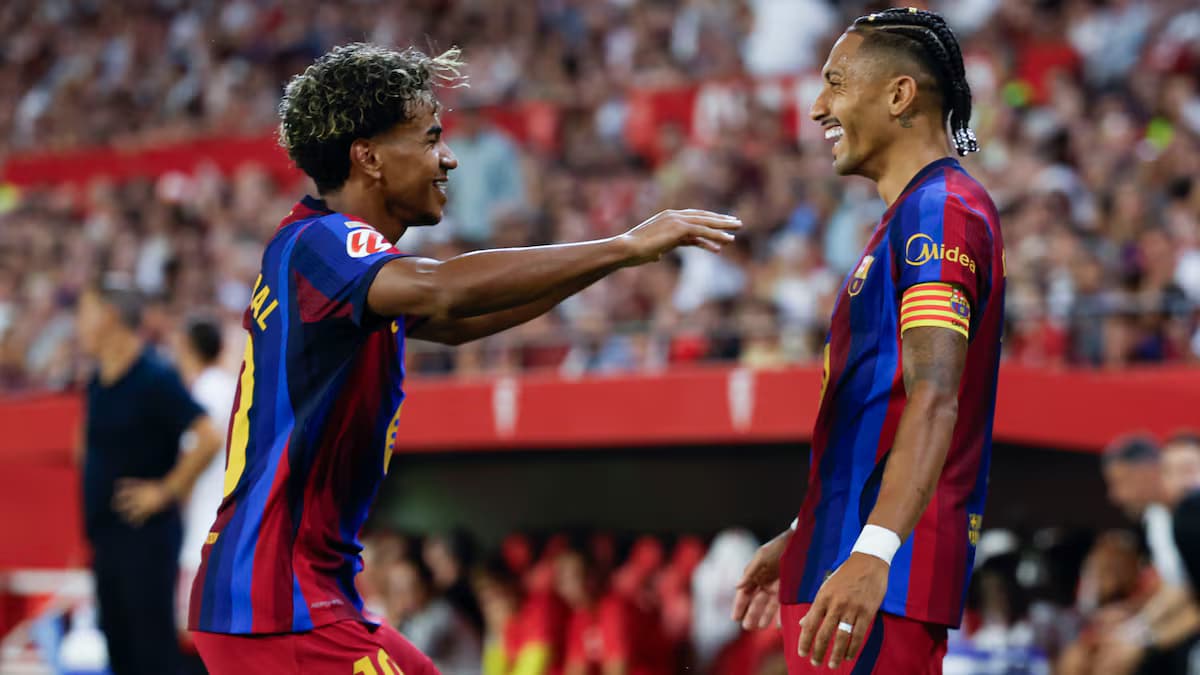 Raphinha y Lamine Yamal celebran un gol del Barcelona en el Sánchez-Pizjuán