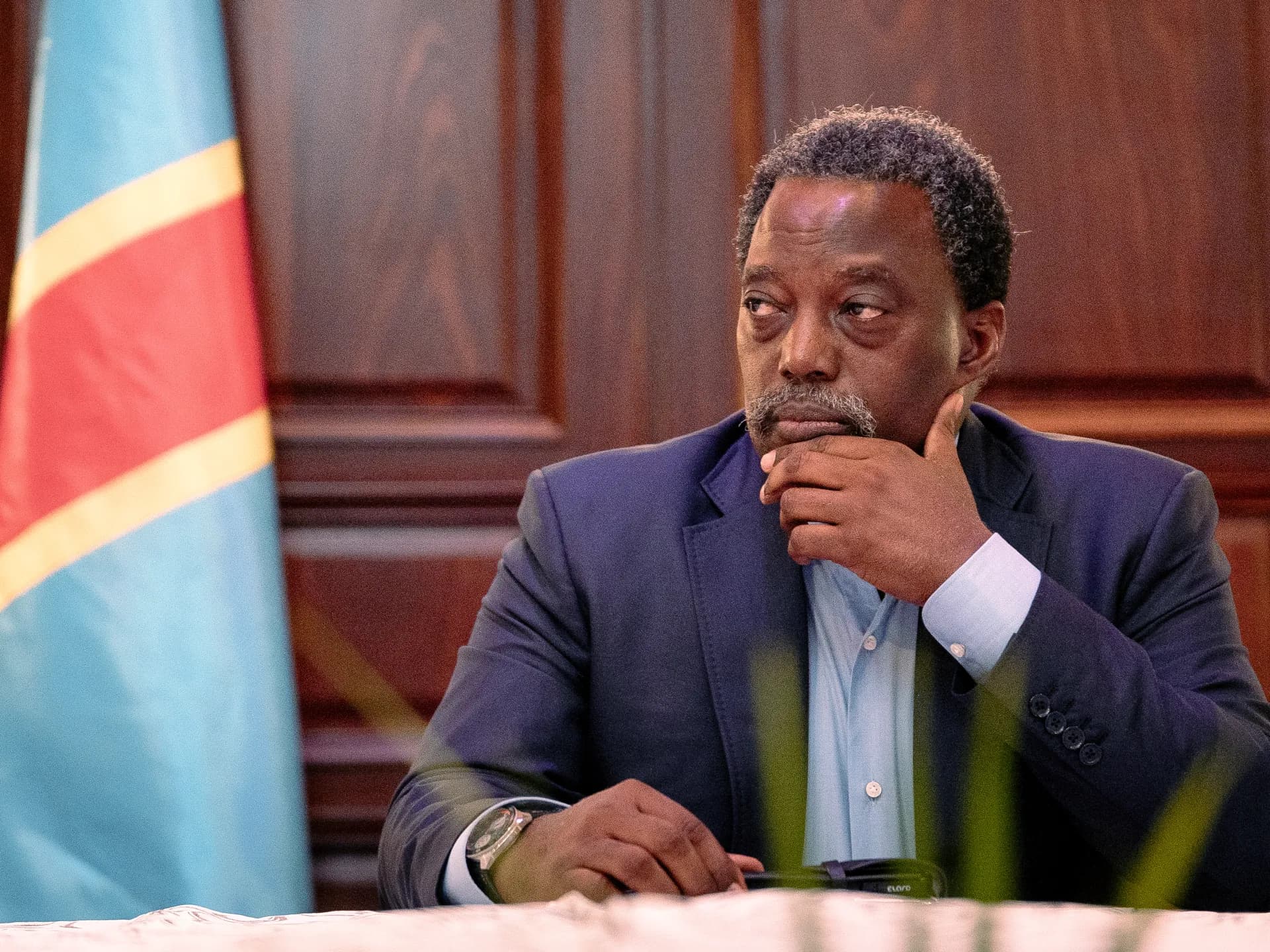 El expresidente de la República Democrática del Congo Joseph Kabila, sentado junto a la bandera congoleña