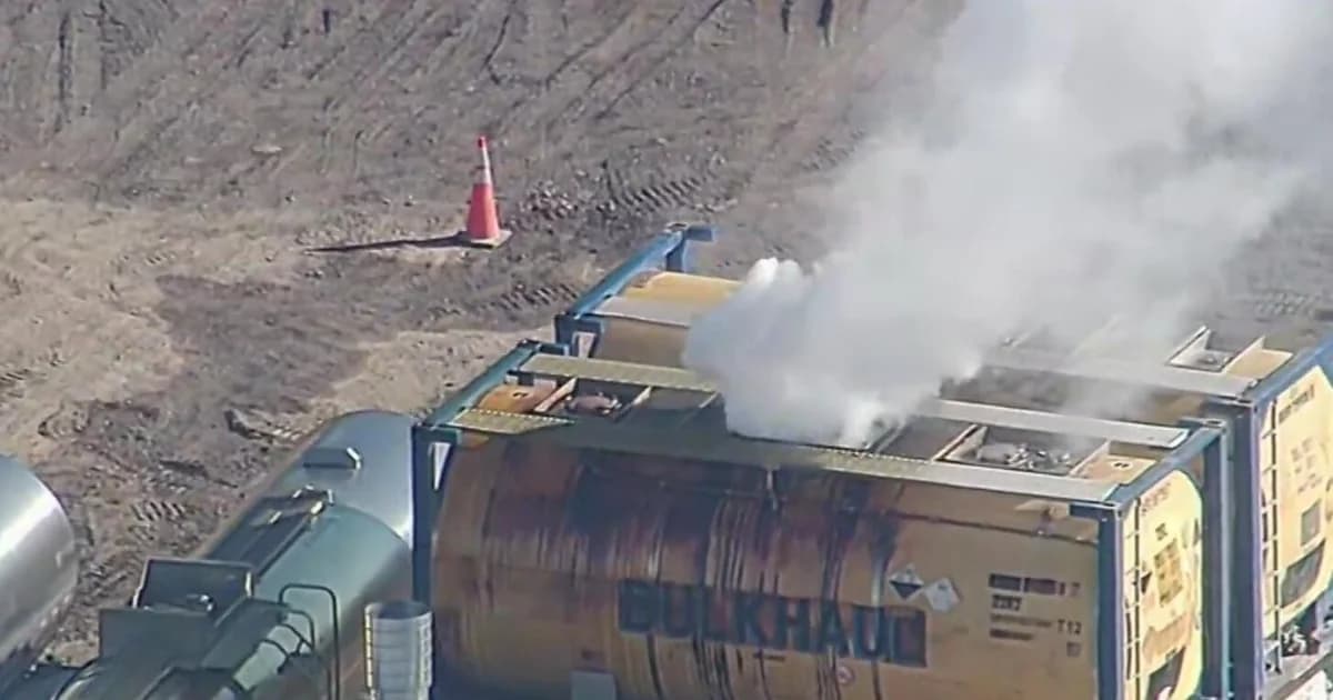 Vista aérea de un tanque industrial del que sale una columna de vapor blanco en Toledo, Ohio