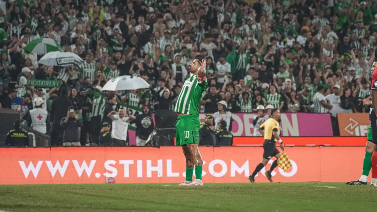 Edwin Cardona celebra su gol en el clásico entre Atlético Nacional e Independiente Medellín en el estadio Atanasio Girardot