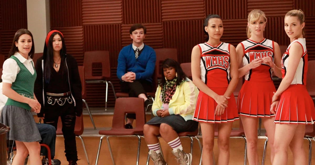 Elenco original de la serie «Glee» en una escena del salón de ensayo del coro