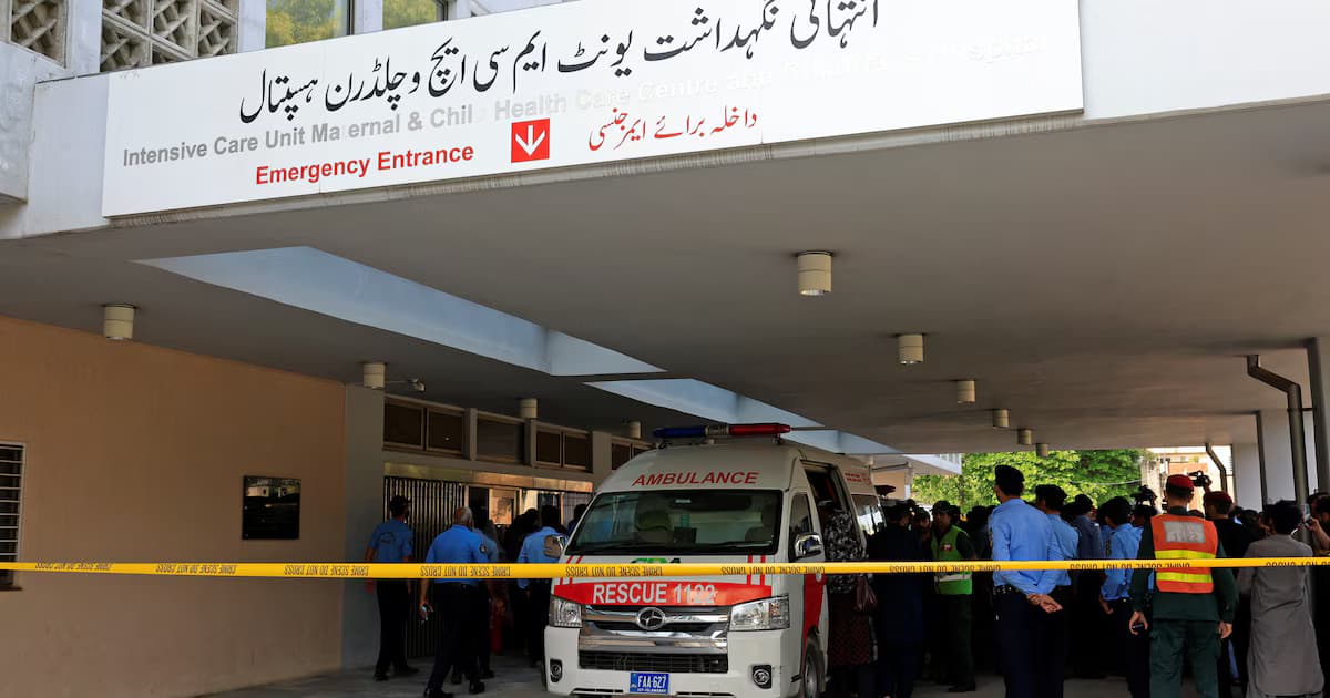 Policías y personal de emergencia rodean una ambulancia en la entrada de urgencias del hospital materno-infantil de Islamabad