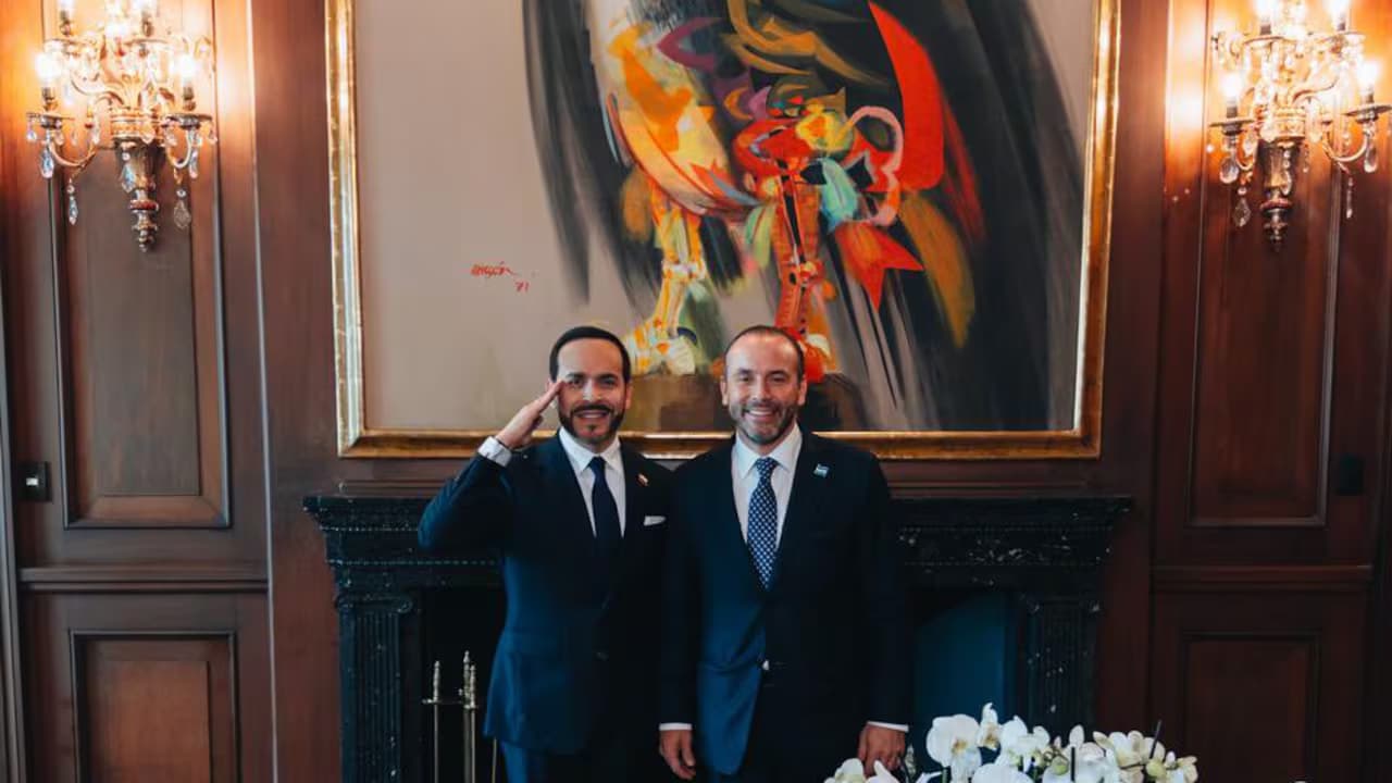 El presidente Abelardo de la Espriella y el alcalde de Cali, Alejandro Eder, en el Palacio de San Carlos