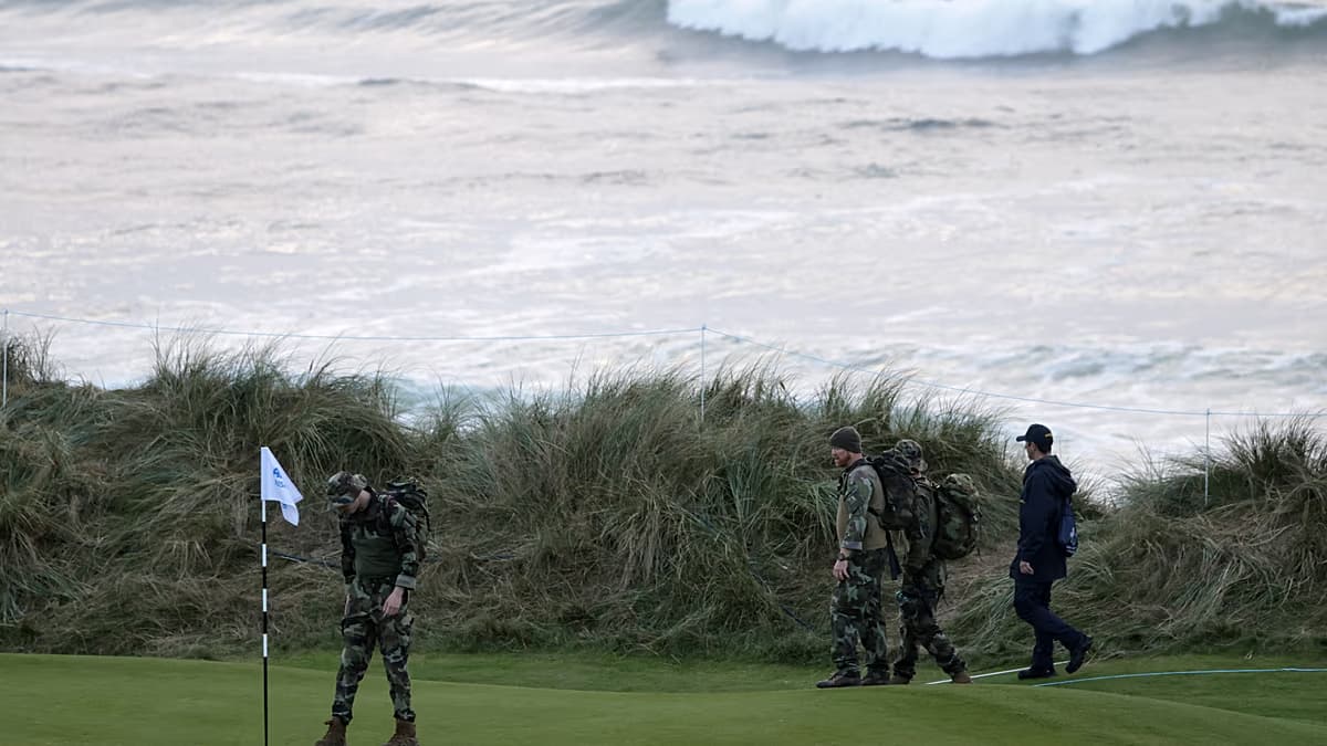 Militares irlandeses patrullan el campo de golf de Doonbeg antes de la llegada del presidente estadounidense