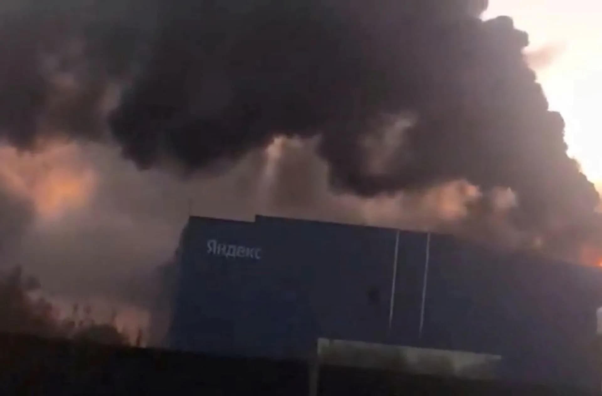Humo negro sobre el edificio de Yandex en Vladímir tras el ataque con drones