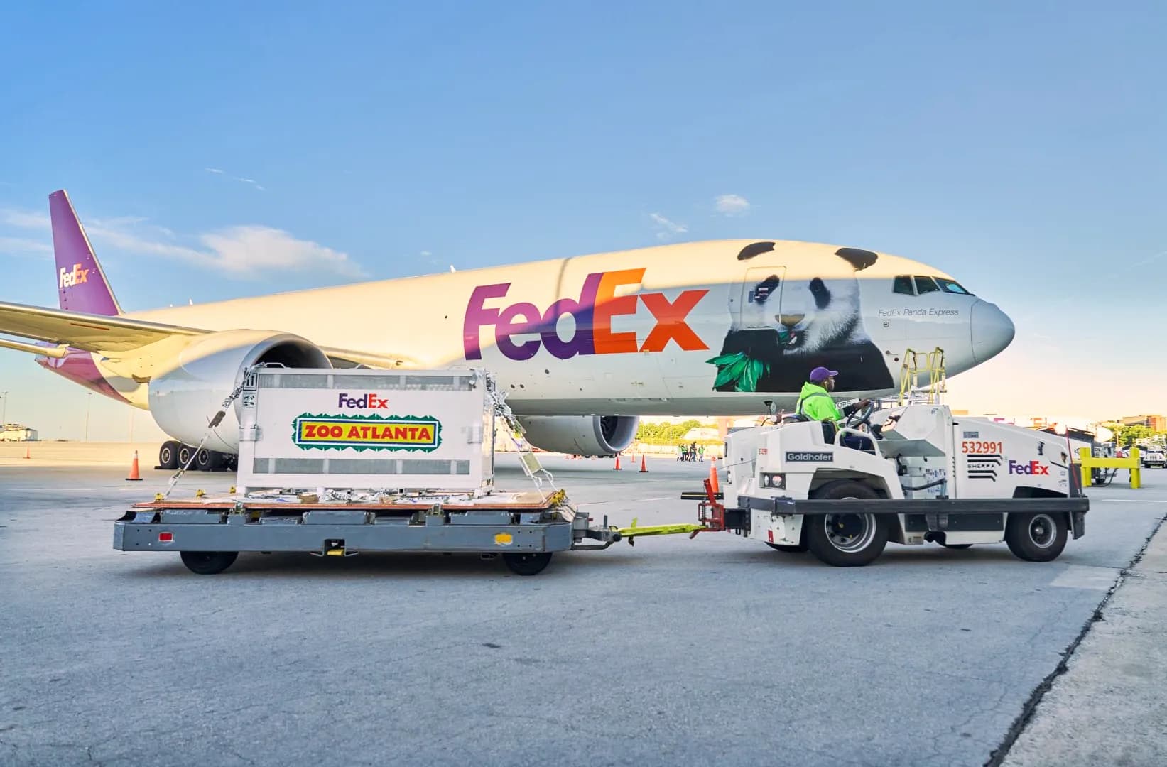 Un contenedor del Zoológico de Atlanta es remolcado junto al avión FedEx Panda Express en el aeropuerto de Atlanta