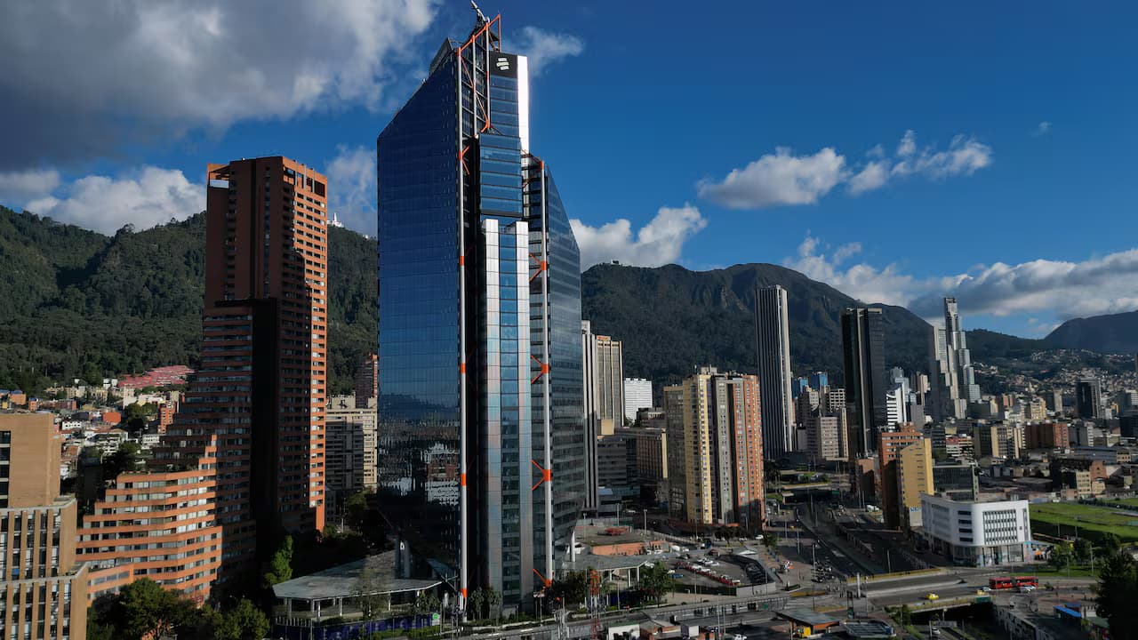Edificios del centro internacional de Bogotá con los cerros orientales al fondo