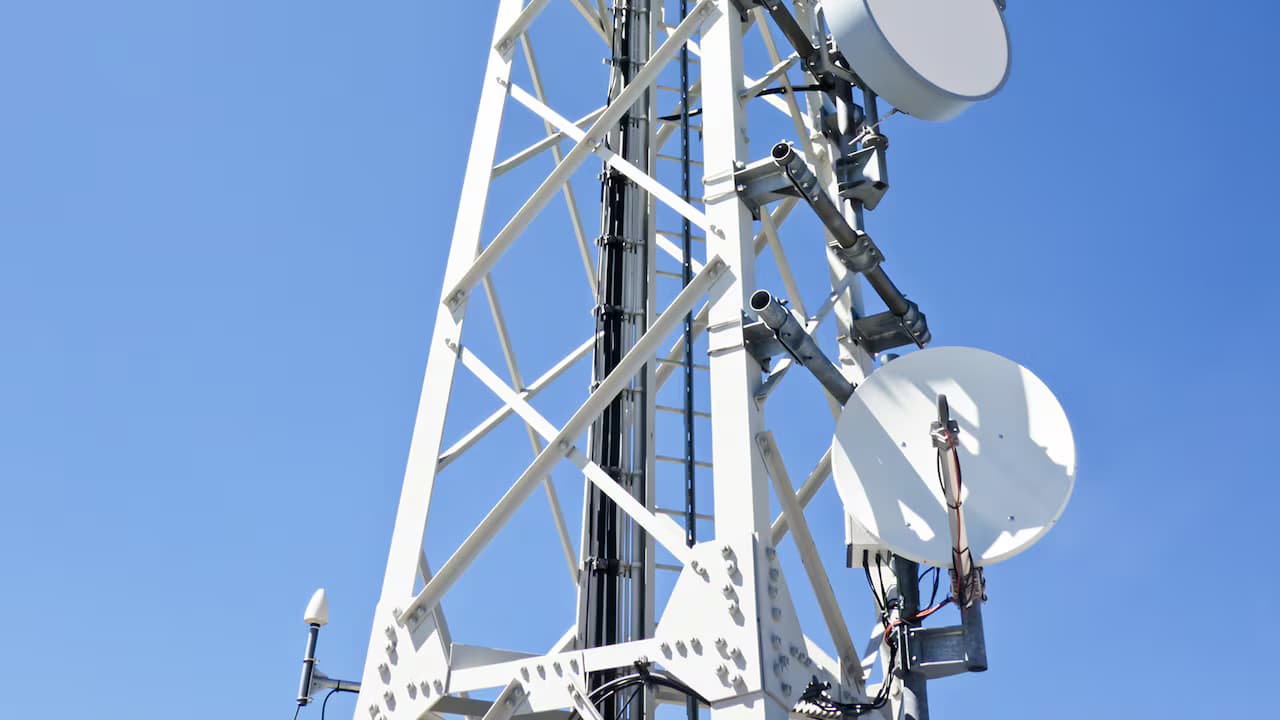 Torre de telecomunicaciones con antenas