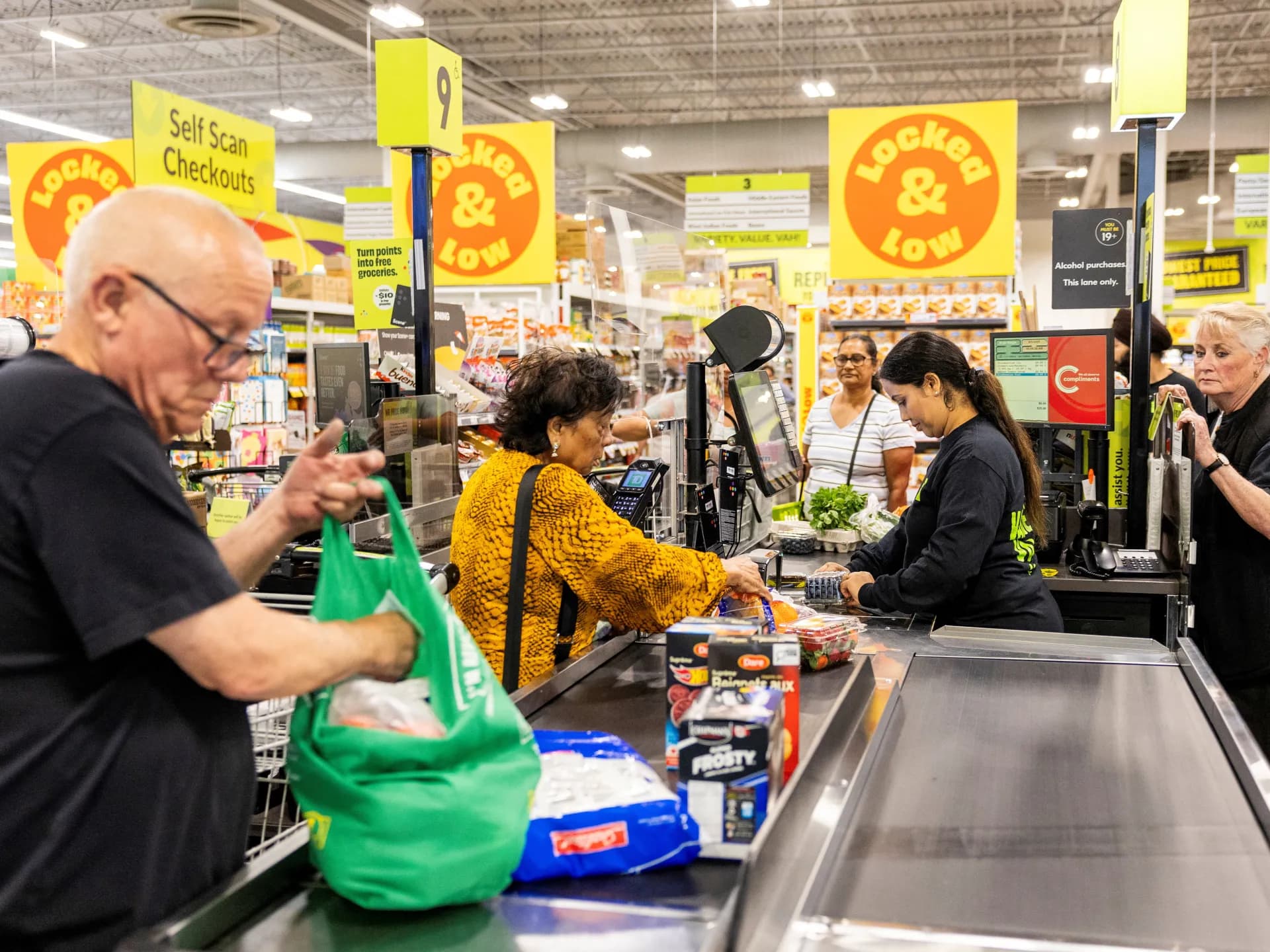 Clientes pagan sus compras en las cajas de un supermercado en Canadá