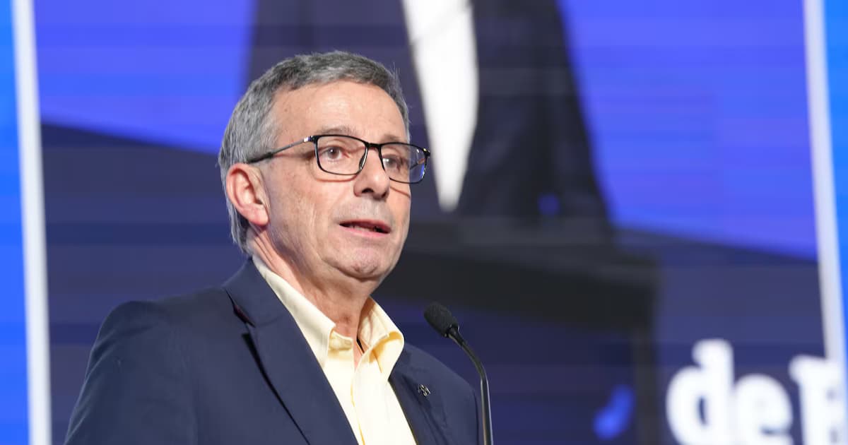 El ministro de Hacienda, Miguel Gómez Martínez, habla ante un micrófono