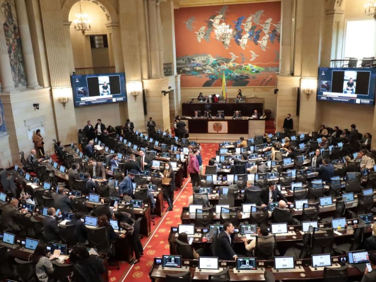 Sesión plenaria en el salón elíptico del Capitolio Nacional, con las curules y las pantallas del recinto