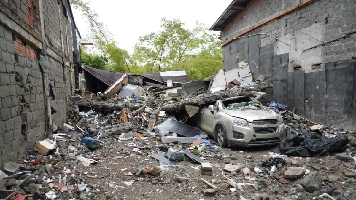 Escombros de viviendas derrumbadas y un automóvil aplastado por una placa de concreto en una calle del Chocó