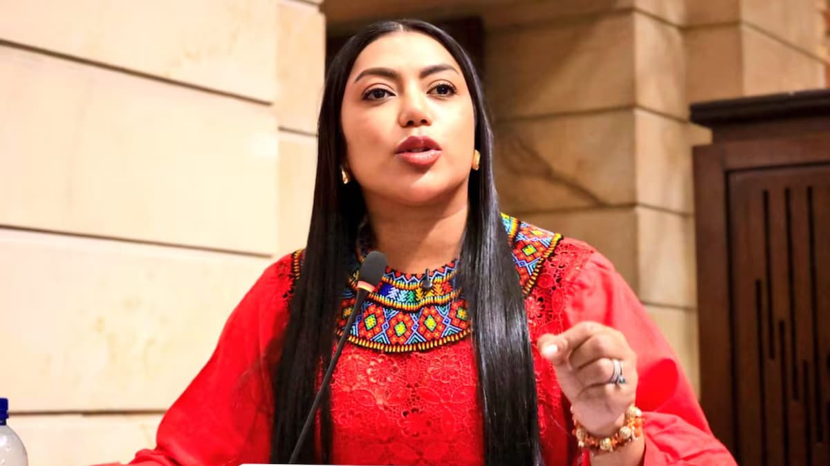 La senadora Martha Peralta habla en el Capitolio Nacional, con blusa roja y collar wayuu