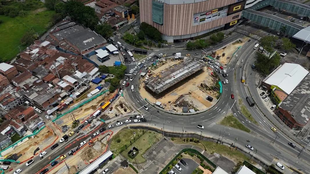 Obras del intercambio vial en la glorieta de Mayorca, entre Envigado y Sabaneta