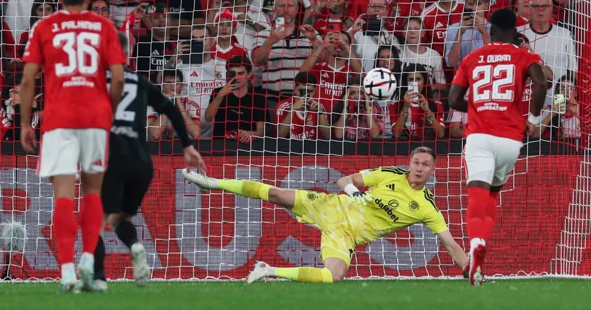 Jhon Jáder Durán cobra el penalti con el que abrió el marcador ante el Celtic en el estadio da Luz