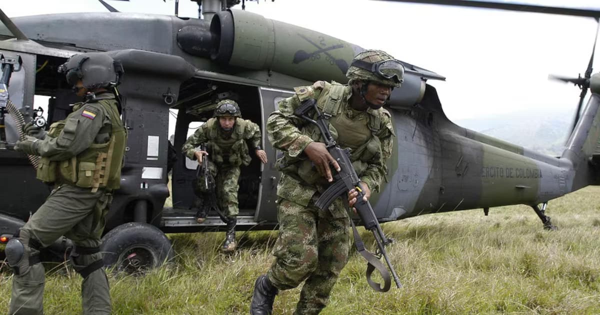 Soldados del Ejército salen de un helicóptero Black Hawk durante una operación en zona rural