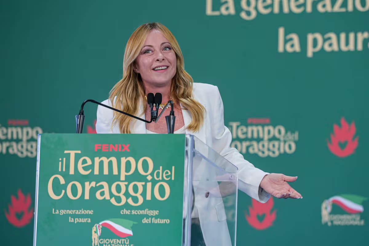 Giorgia Meloni habla en un atril durante un acto de su partido