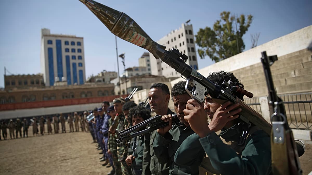 Combatientes hutíes en una formación en Saná, Yemen