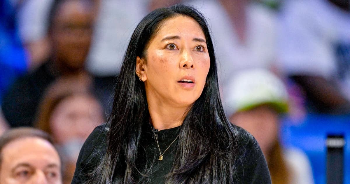 Natalie Nakase, entrenadora de Golden State Valkyries, durante un partido de la WNBA